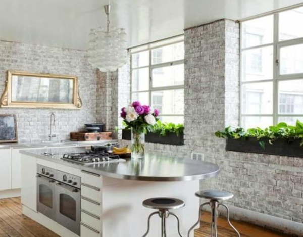 Dinding dengan aksen batu bata putih